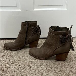 Roxy Devon Taupe Brown Textured Stacked Heel Ankle Booties - Size 9